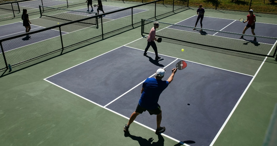 Découvrez les 10 secrets du jeu en équipe au Pickleball (Guide Complet)