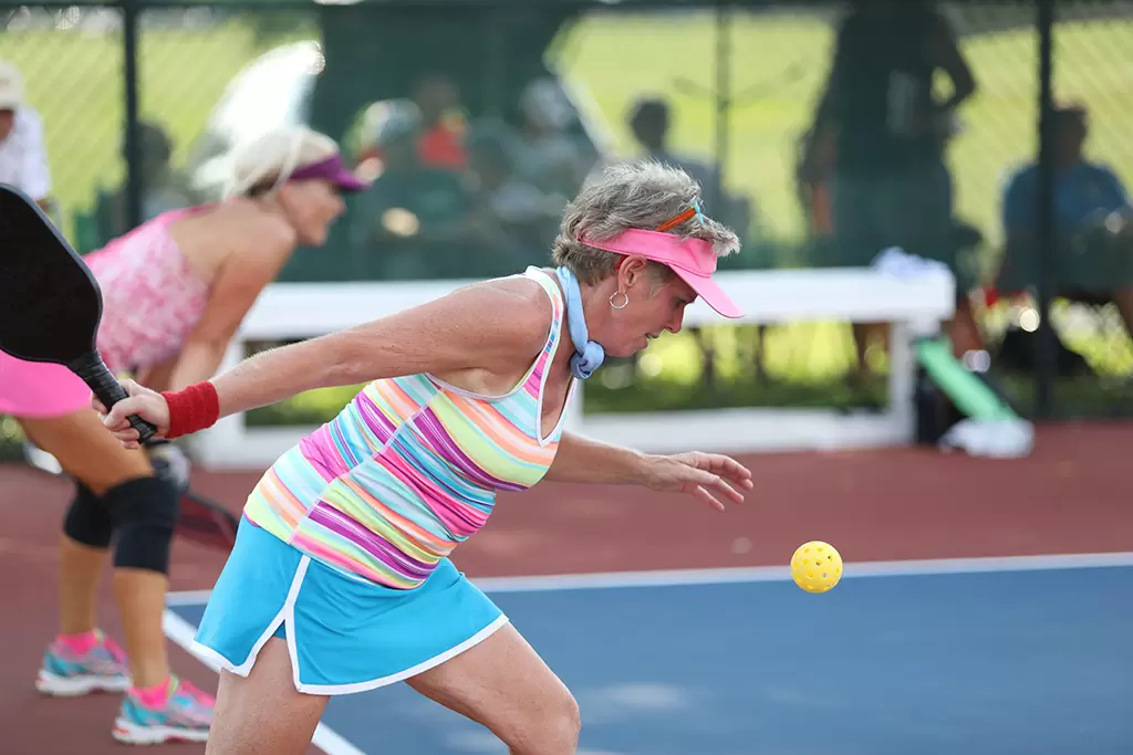 Conseils de pickleball pour les seniors : rester actif tout en s'amusant