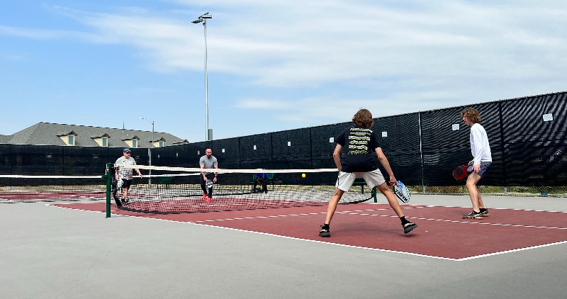 Les avantages de jouer en équipe au pickleball