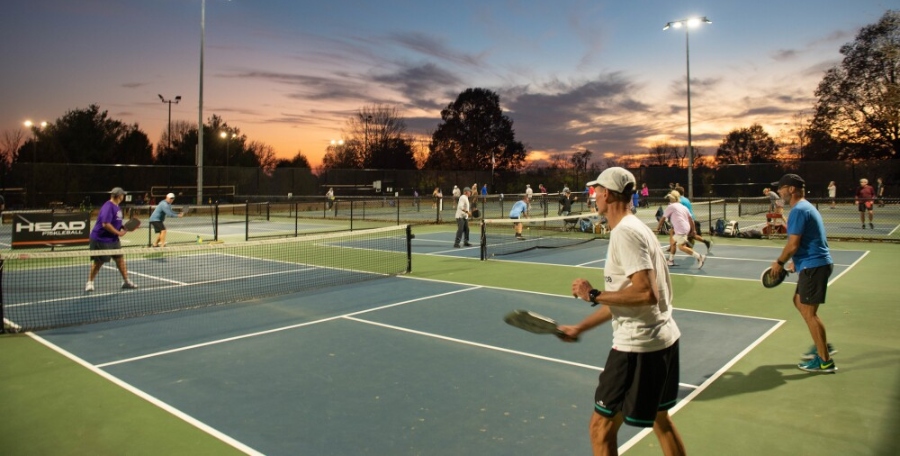 Les différents types de services au pickleball