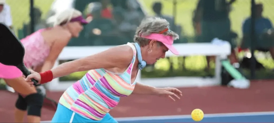 Comment les modifications des règles du pickleball qui interdisent un service pré-rotatif affectent-elles une partie normale de pickleball ?