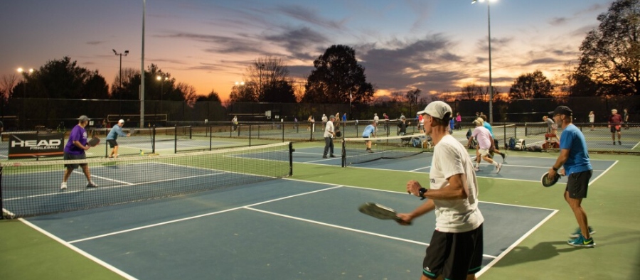 Seuls les services pré-rotatifs au pickleball sont interdits !