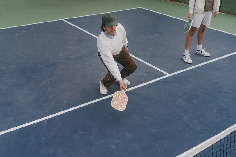 Les secrets d'une volée solide au pickleball : précision et contrôle