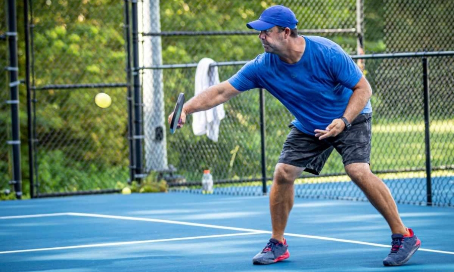 La volée de revers au Pickleball : maîtriser l'art de la défense