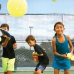 Découvrez le plaisir du pickleball pour les enfants : Initiation ludique à un sport familial