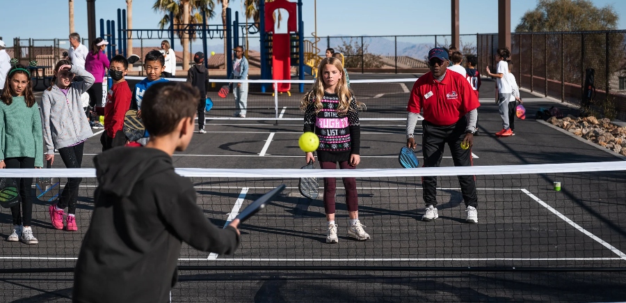 Un sport, une &eacute;cole de vie : les valeurs transmises par le pickleball
