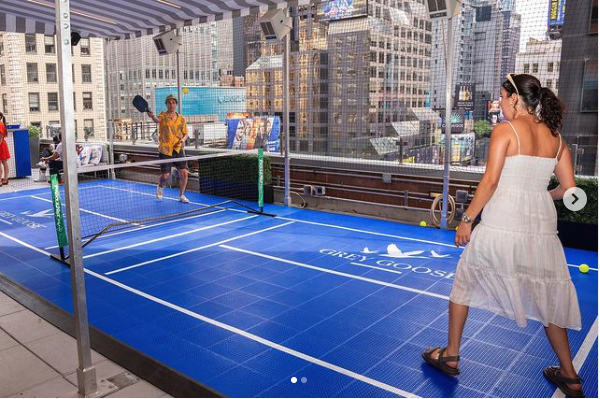 10. Comment les villes françaises s'inspirent-elles des modèles étrangers pour l'intégration du pickleball ?