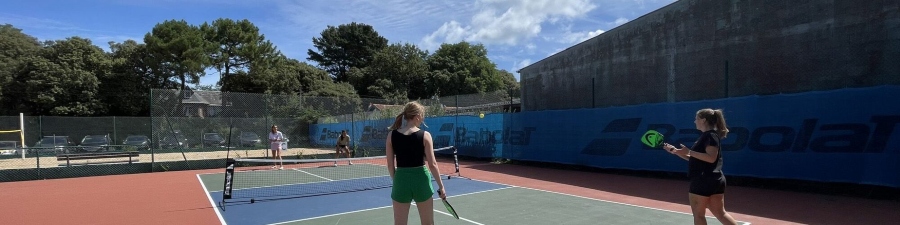 Comment les villes françaises intègrent-elles le pickleball dans leurs espaces publics ?