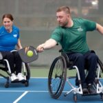 Le pickleball en fauteuil roulant : règles adaptées et considérations pour les terrains